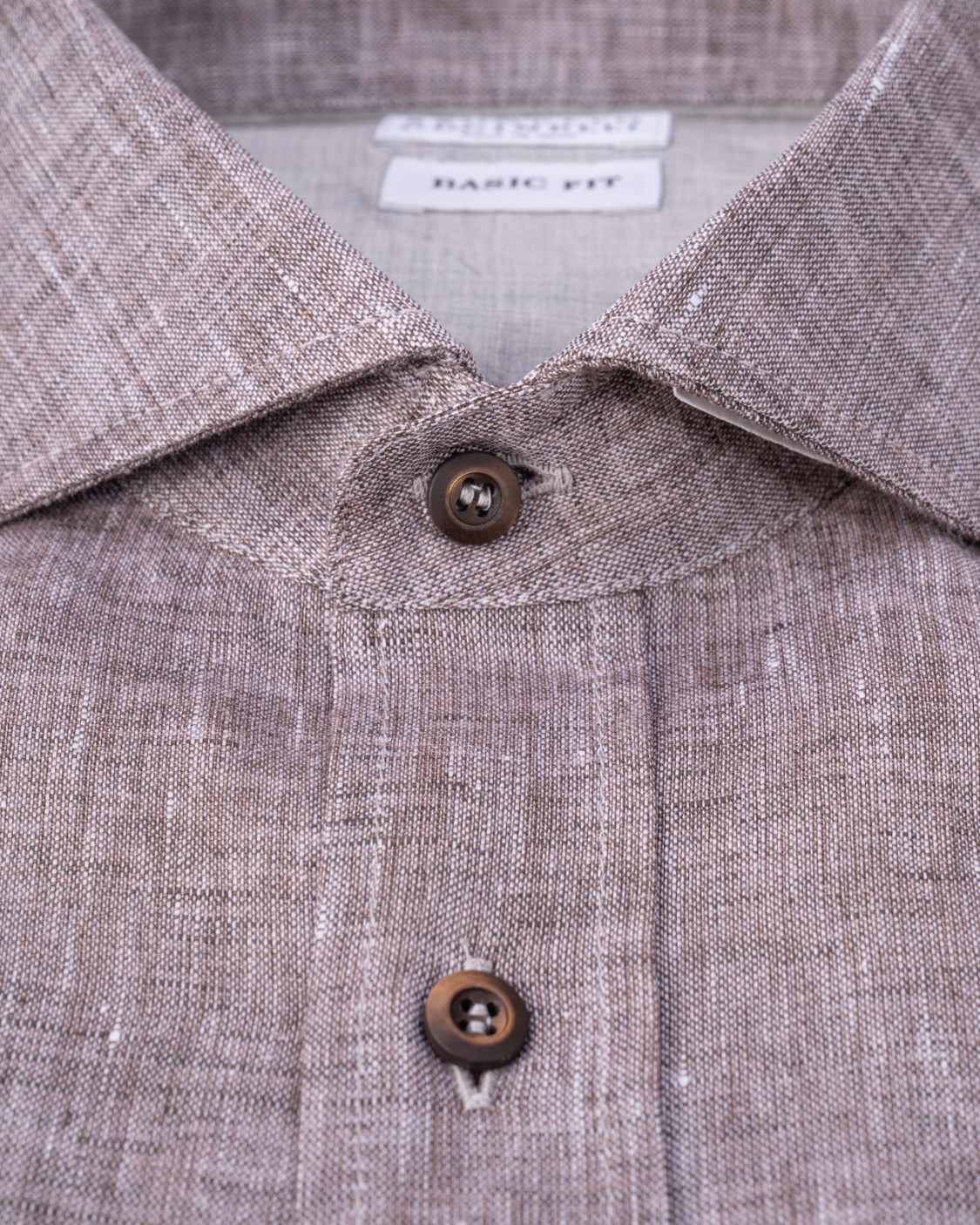 shop BRUNELLO CUCINELLI  Camicia: Brunello Cucinelli camicia in lino.
Chiusura con cannoncino e bottoni di madreperla.
Polsini con un bottone in madreperla.
Easy fit.
Composizione: 100% lino.
Made in Italy.. MM6840028-C115 number 919955